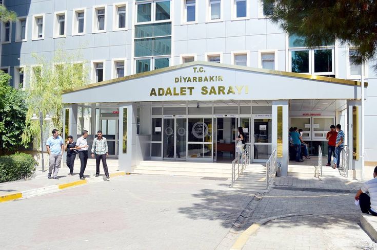 Dadgeha Tirkî biryara zindanîkirina 16 rojnamegeran da