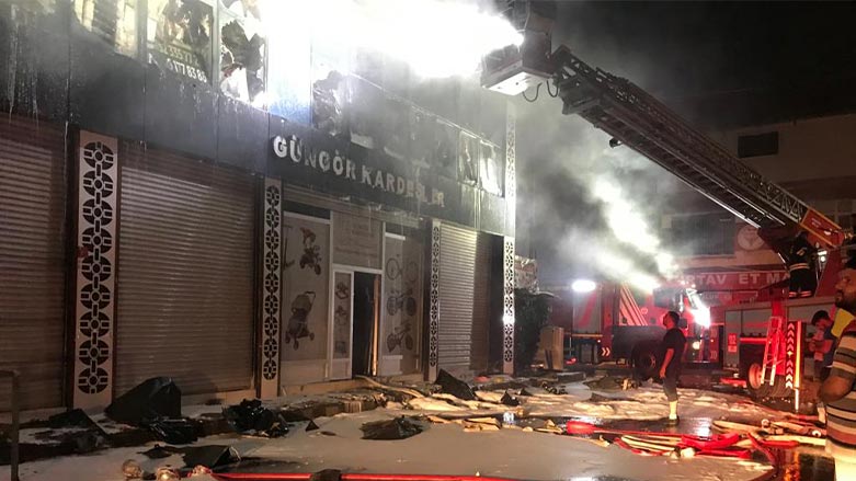 Li Diyarbekirê di dikaneke de sewat derket