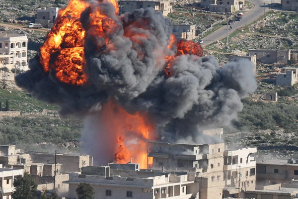 Hêzên rejîma Samê Idlib û Laziqiyê bi giranî topbaran kirin