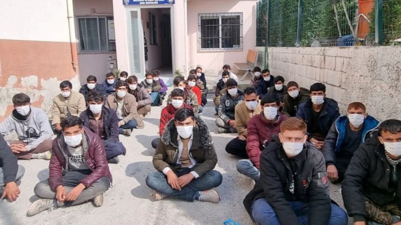 Cendirmeyên Tirkiyê gule li penaberên ku ji ber sertên nebas reviyan resandin