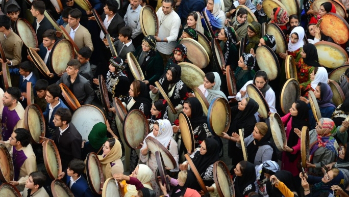 Zêdetirî 300 hunermendên defê li Sine ya paytexta defê civiyan