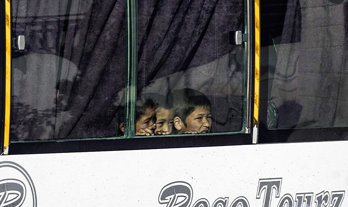 Rojava | 146 jin û zarokên DAISê radestî Tacîkistanê hatin kirin