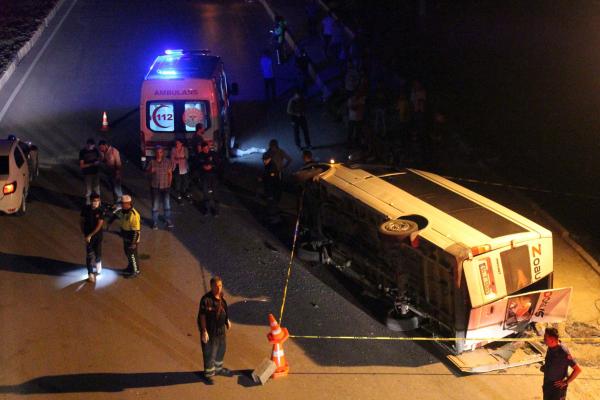 Mînîbûsa karkerên zeviyê wergeriya: Jinekê can da û 14 kes jî birîndar bûn