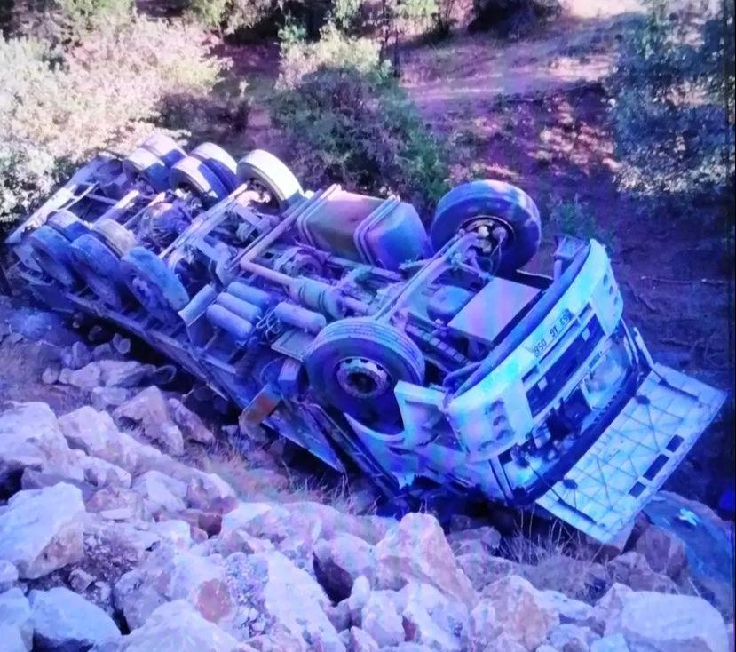 Kamyona êzing barkirî wergeriya û 6 kes birîndar bûn