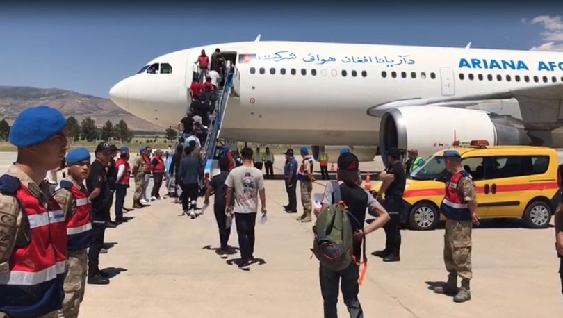 Îdir | Hêzên Ewlekariya Tirkiye 136 koçberên neyasayî yên Afxan vegerandin