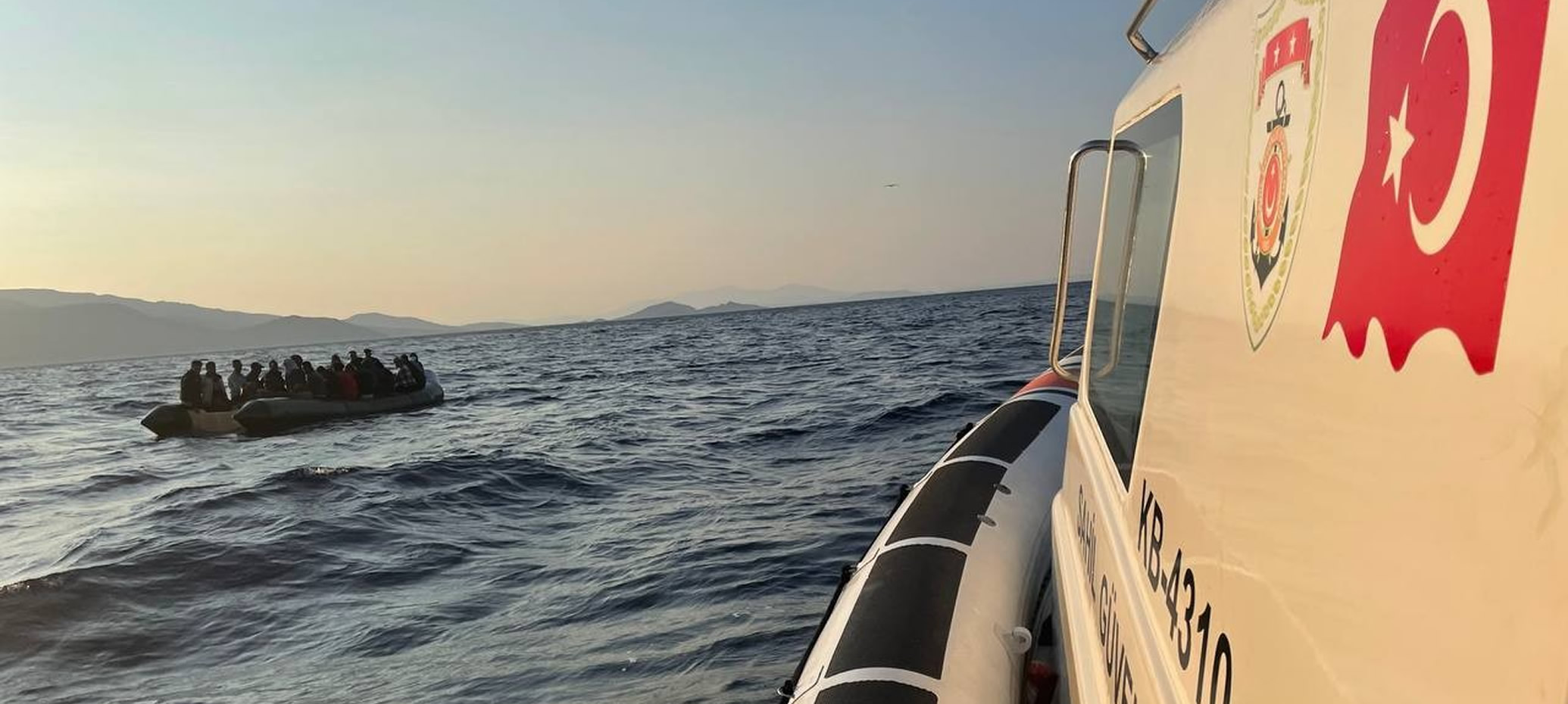 Belemeke koçberan li benderên Yûnanistanê bin avê ket: Bi dehan kes wenda ne