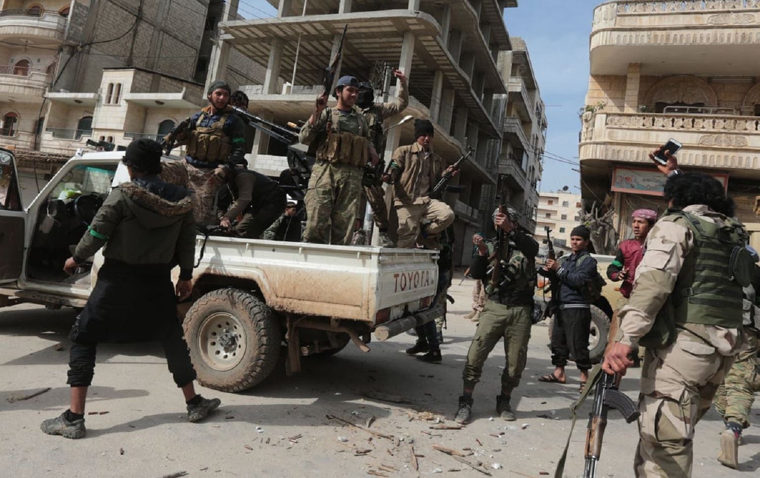 Efrîn | Çekdarên girêdayî Tirkiyê 20 welatî revandin