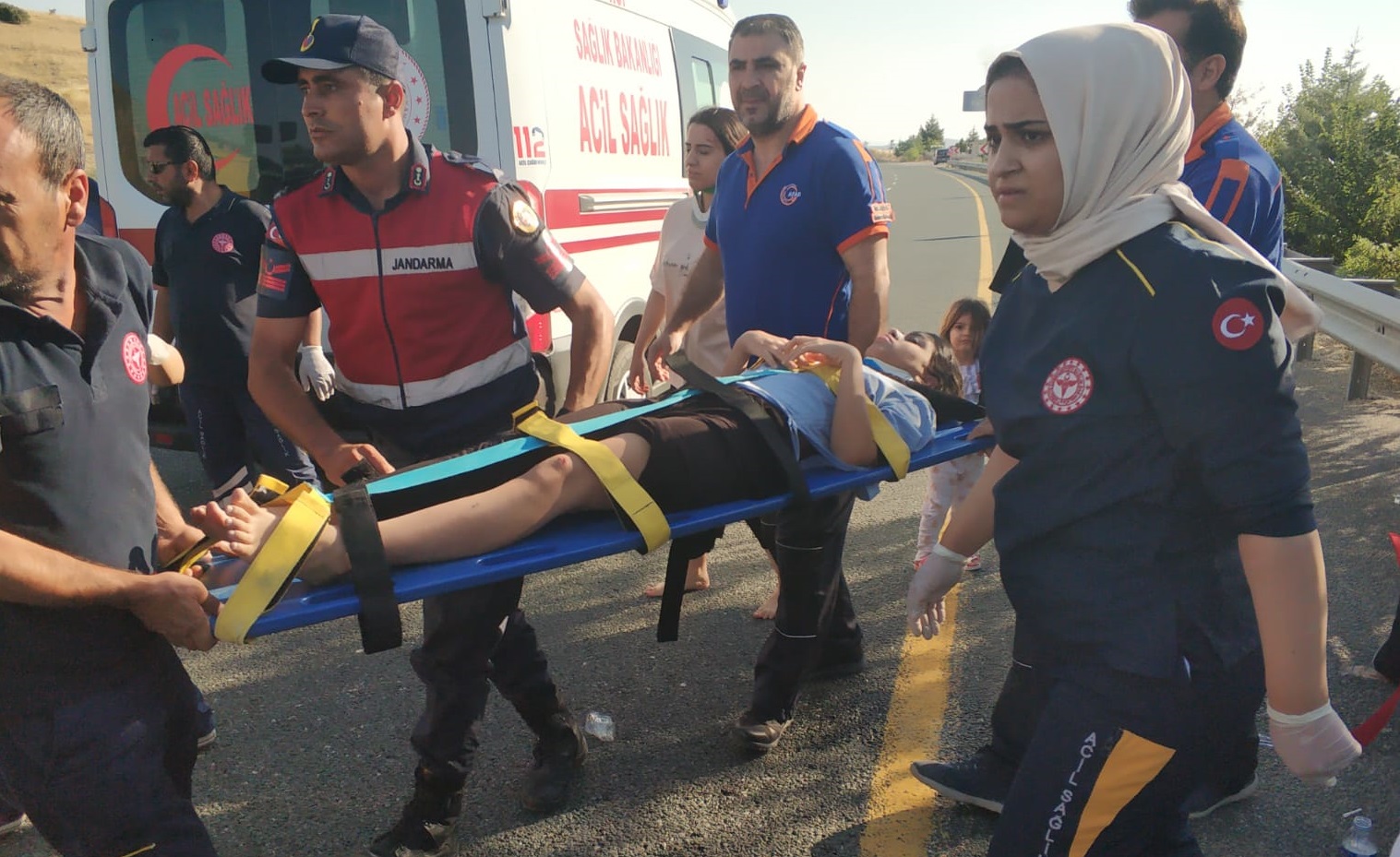 Mînîbusek ji dawetê vedigeriya qeza kir: 14 kes birîndar bûn