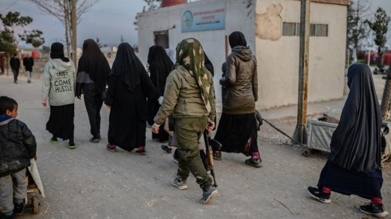 Rojava | 49 jin û zarokên DAISê radestî Almanya û Holandayê hatin kirin