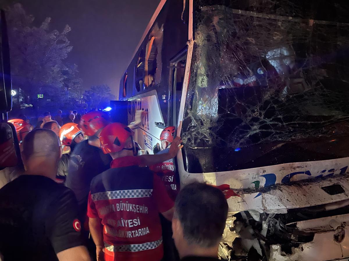 Otobusa rêwiyan li TIR ê xist: 25 birîndar hene