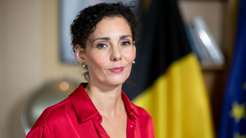 Wezîra Karên Derve ya Belçîkayê ji bo pistevaniya xwepêsandanên Rojhilat û Îranê porê xwe jêkir