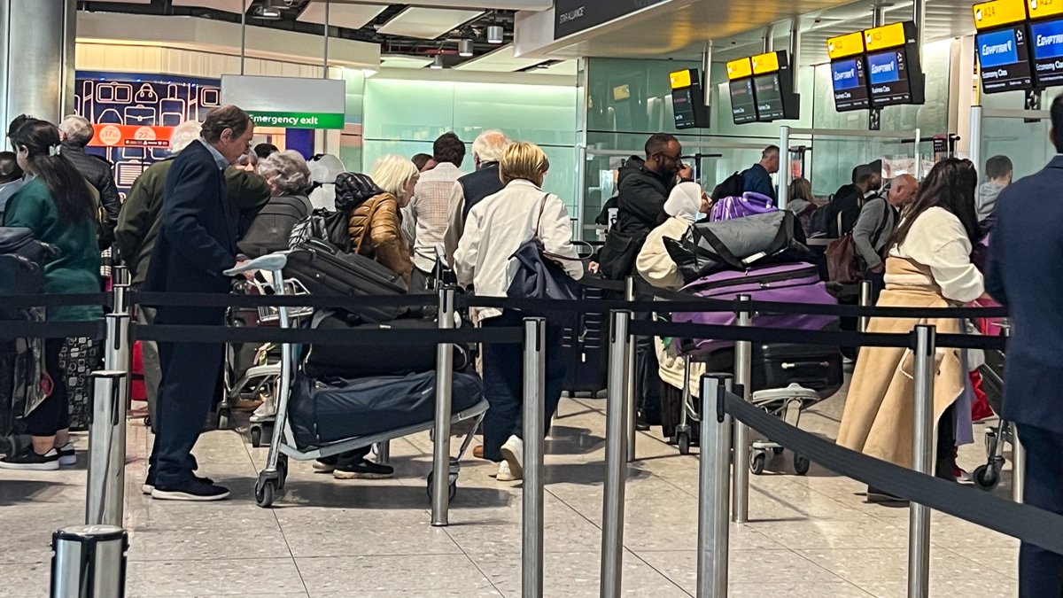 Berya Kûpa FIFA yê destpêbike li balafirgeha Heatrowê grev destpêkir