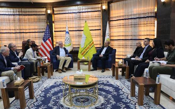 Sandeke Amerîkî bi berpirsên Rêveberiya Xweser re civiya