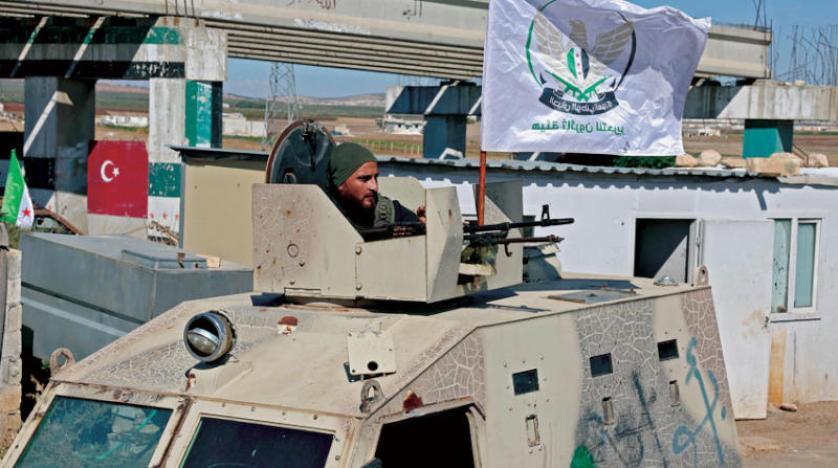 Çekdarên HTSê li Efrînê bi alên komên din dewriyeyan dikin