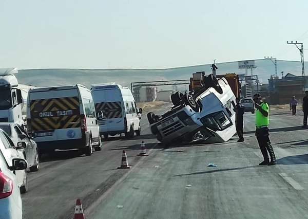 Mînîbusa karkeran qeza kir: 12 karker birîndar bûn