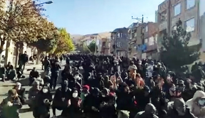 Elektrîk û înterneta Mahabadê hat qutkirin, hêzên Îranê bi çekên giran derbasî nav bajêr bûn