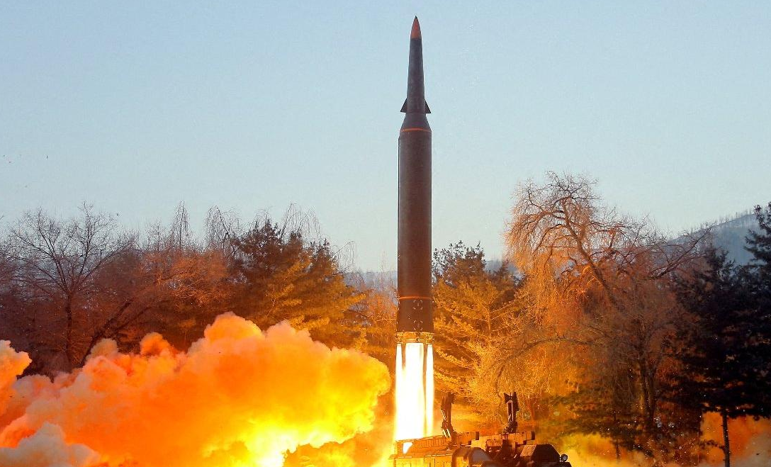 Koreya Bakur, tevî hisyariyan 2 mosekên balîstîk firandin