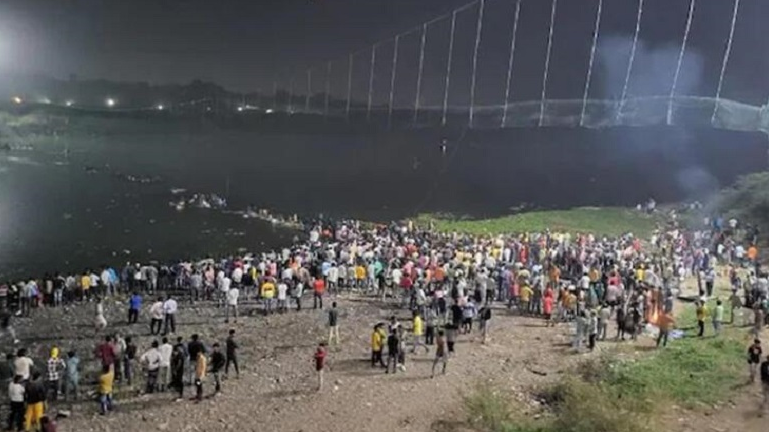 Li Hindîstanê pirek hilwesiya: Bi dehan kes xeniqîn!