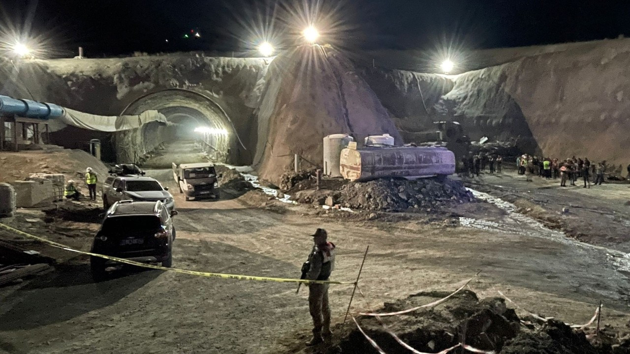 Li ser rêya sereke ya di navbera Colemêrg û Wanê de tunelek herifî: Hejmarek karker di bin de man