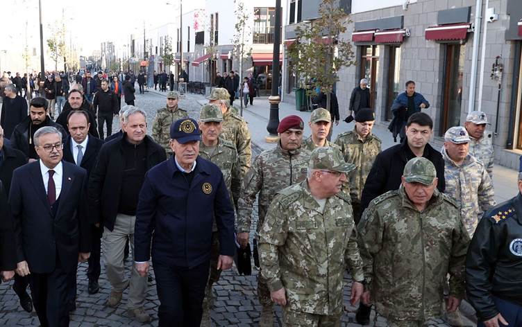 Hulusî Akar û Fermandarên pilebilind li Diyarbekirê serdana Sûrê kir
