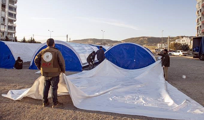 Dezgeha Xêrxwazî ya Barzanî li Semsûrê ji bo mexdûrên erdhejê kampên çadir ava dike