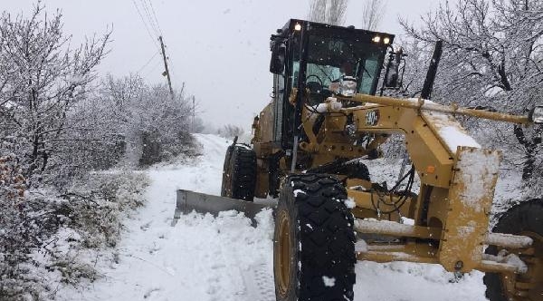 Rêyên 30 gundên Xarpêtê ji berfê hatin girtin