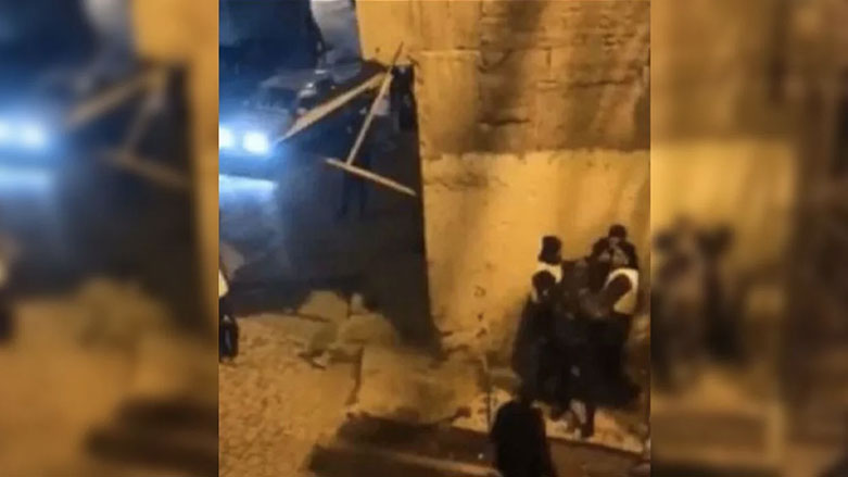 Parezgariya Diyarbekirê du polîsên êrîsî welatiyekî Kurd kiribûn ji kar dûr xistin