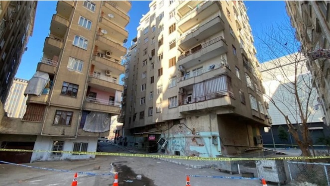 Li Diyarbekir avahiyeke bi xisar qulibî: Rêya navbera Diyarbekir û Rihayê hat girtin