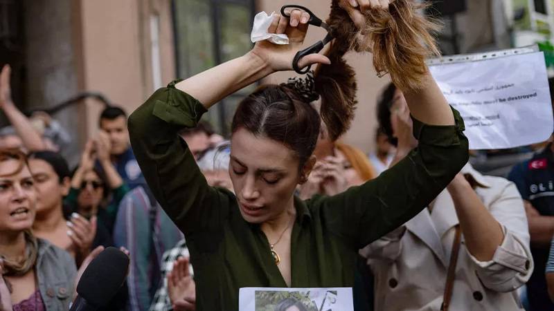 Îran qanûna sergirtina jina diguhêre