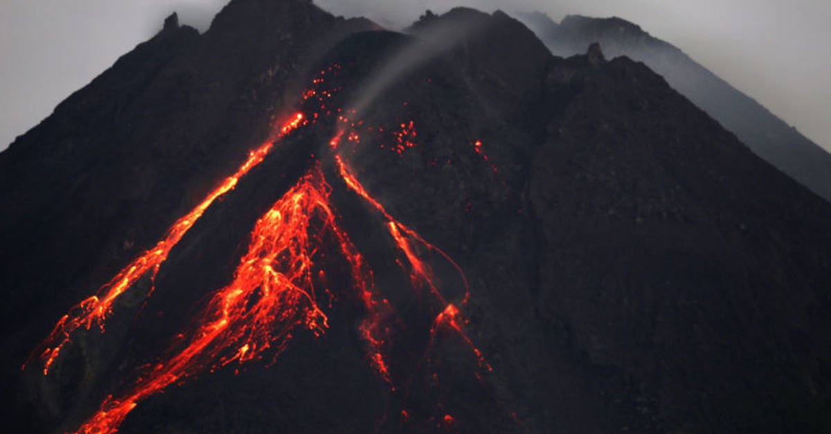 Çiyayê volkanîk yê Merapiyê teqiya