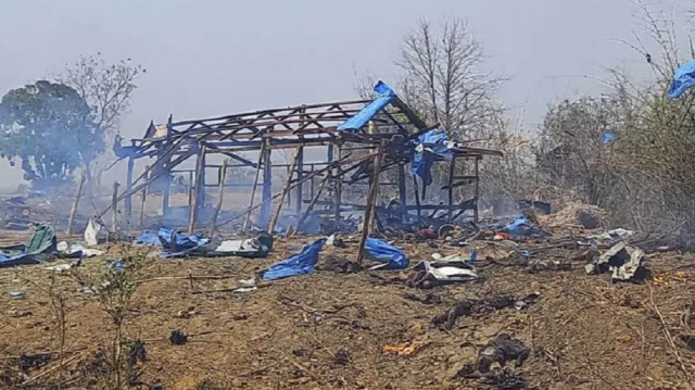 Di êrîsa artêsa Myanmarê de herî kêm 100 kes mirin