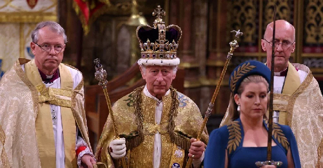 Qralê Îngîltere Charles ê III em taca qraliyetê da serê xwe