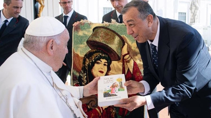 Abdullah Demirbas nameyek û 'Mem û Zîn' a Ehmedê Xanî pêskesî Papa kir