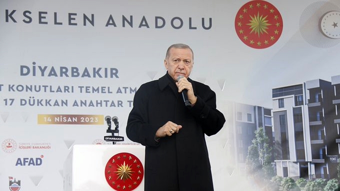 Erdogan li Diyarbekirê axivî: Divê yên derdê wan heq û hiqûqa Kurdan e çekan deynin!