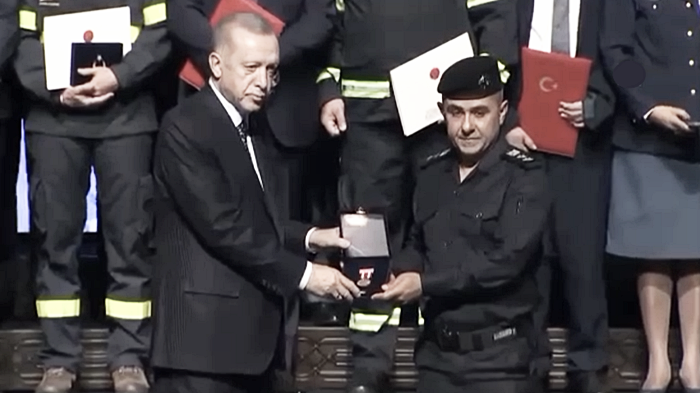 Serokomarê Tirkiyê Serokê Tîma Hawarçûnê ya Kurdistanê xelat kir