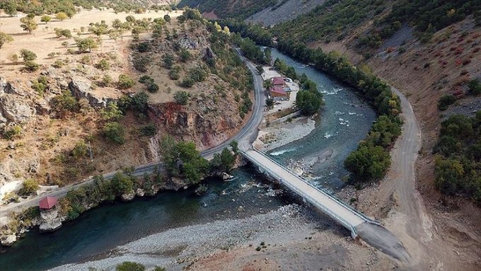 Otomobîla ku 3 kes tê de bûn pekiya nav çemê Munzurê