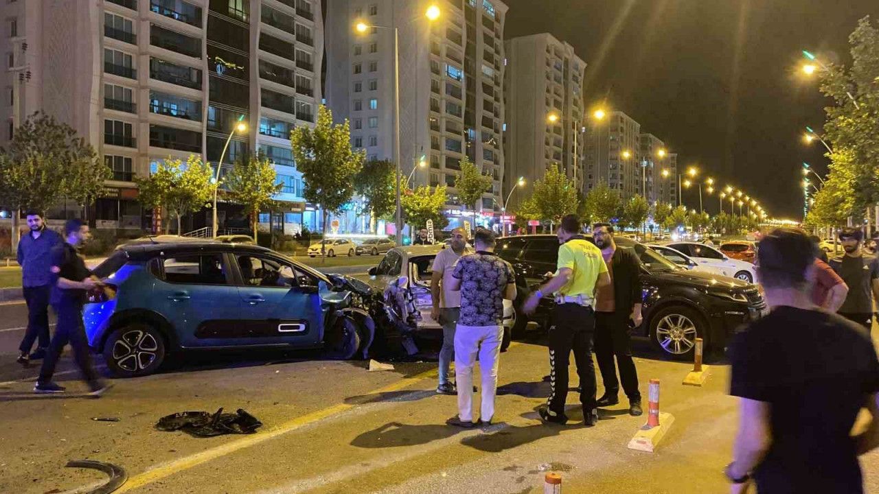 Li Diyarbekirê otomobîla ji kontrolê derket li otomobîlên rawestayî qelibî: 9 birîndar