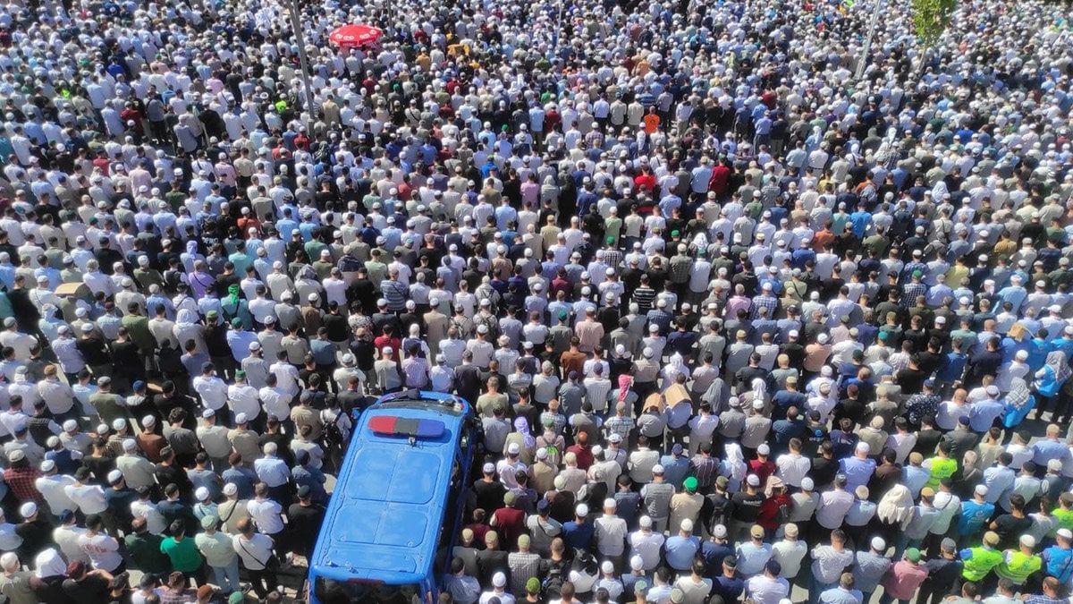 Cenazê Sêx Ebdulbaqî El-Huseynî ji terefê sed hezarî kesan de hat definkirin