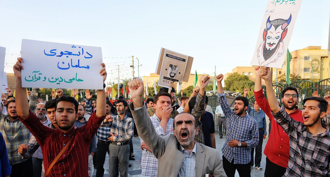 Îranî li ber konsulxana Îsveçê sewitandina Quranê protesto kirin