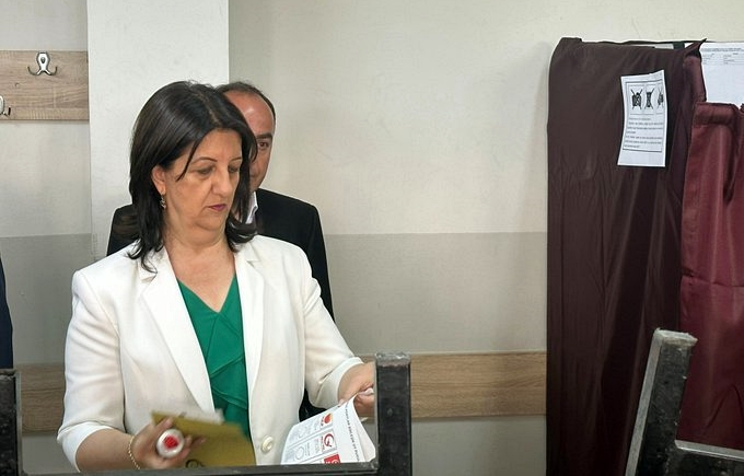 Pervîn Buldan li Wanê dengê xwe da: Bila çavên me li ser sindoqan be!