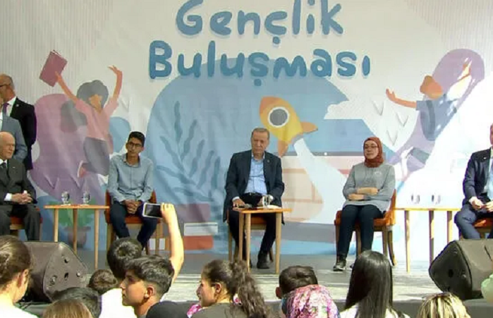 Erdogan, li Semsûrê ligel ciwanan civiya