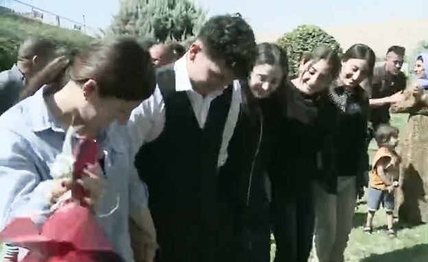 Duhok | 6 keçên rizgarbûyên ji destê DAISê bi sahî û dîlanê hatin pêswazîkirin