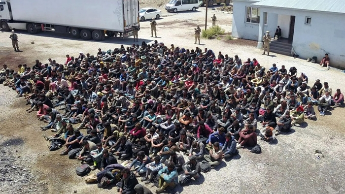 Tirkiye | Di hefteyekê de hezar û 212 koçber hatin dersînorkirin