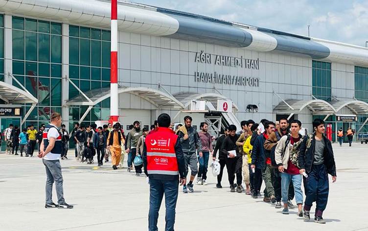 227 koçber ji balafirgeha Agiriyê sandin Afganistanê