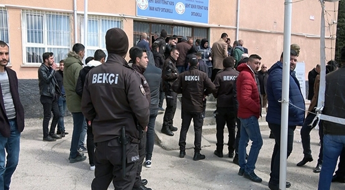 Li Stenbolê polîs û bekçiyên ku bê belge xwestin deng bidin hatin asteng kirin