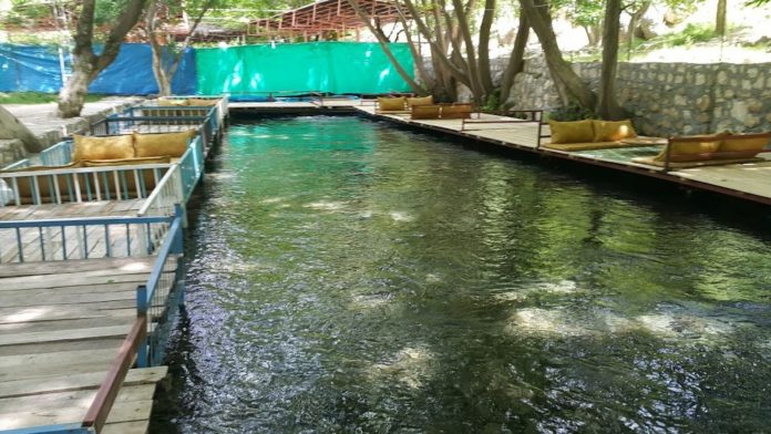 Jinekî di Ava Sipî de fetisî