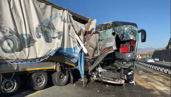 Li Elezîzê otobusa rêwiyan û tir li hev qelibîn: Kesek mir û 34 kes jî birîndar bûn