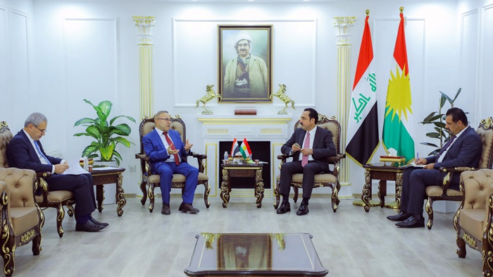 Sanda ENKSê li ser rewsa koçberên Rojavayê Kurdistanê bi parêzgarê Hewlêrê re civiya