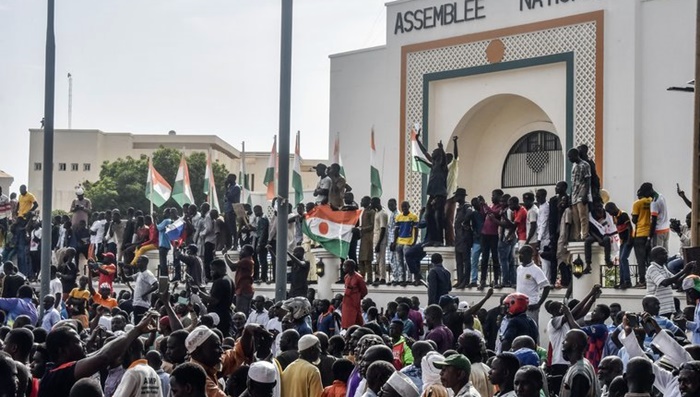 Pistî derbeya leskerî Fransa welatiyên xwe ji Nîjerê vedikisîne