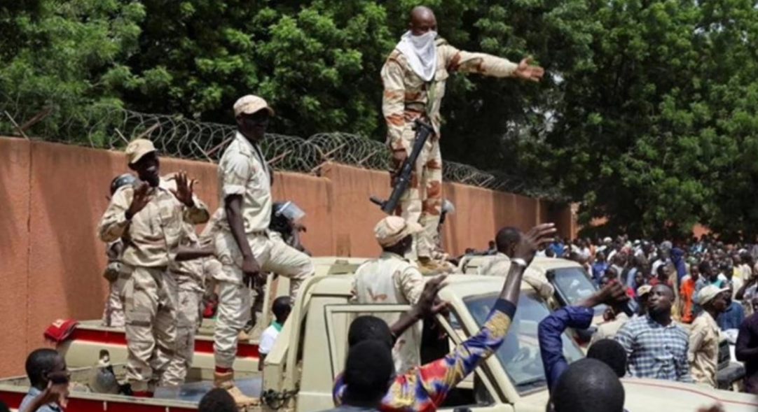 Fransayê, pistgiriya xwe ji bo destwerdana leskerî ragihand